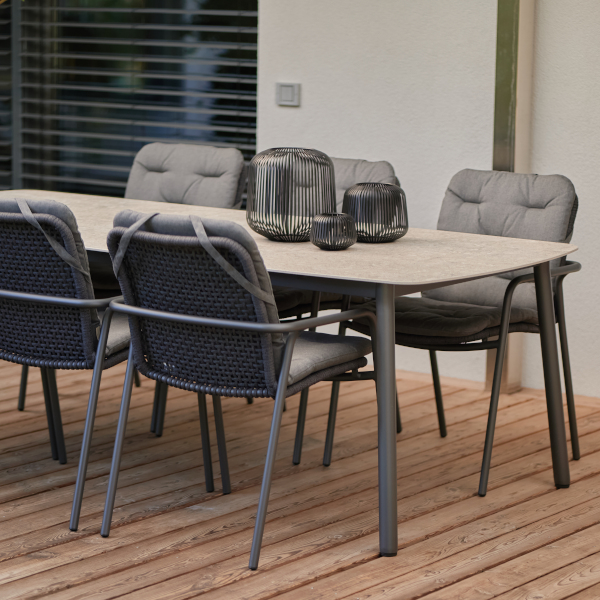 Durham Stapelsessel eisengrau mit Kissen.jpg